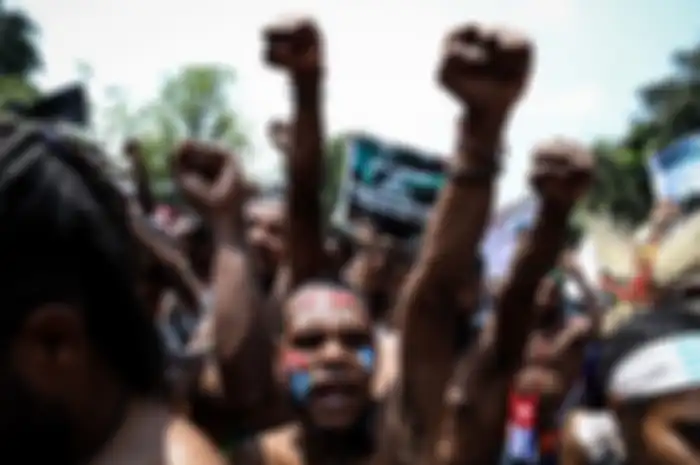 Sejumlah mahasiswa Papua di Jakarta yang tergabung dalam Aliansi Mahasiswa Anti Rasisme, Kapitalisme, Kolonialisme, dan Militerisme, menggelar aksi unjuk rasa di seberang Gedung Kementerian Dalam Negeri, Jalan Medan Merdeka Utara, Kamis (22/8/2019). Mahasiswa Papua meminta Presiden Joko Widodo memastikan proses hukum pelaku rasis terhadap mahasiswa Papua di Surabaya, Jawa Timur.