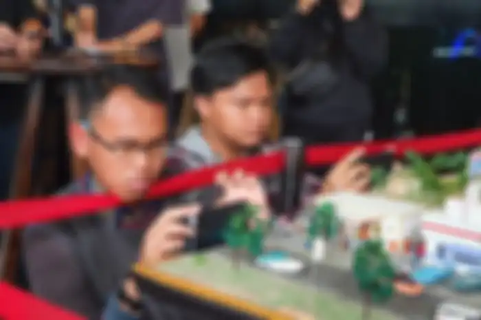 Orang-orang mencoba memotret mainan menggunakan fitur canggih yang ada di Oppo Reno 10x Zoom.