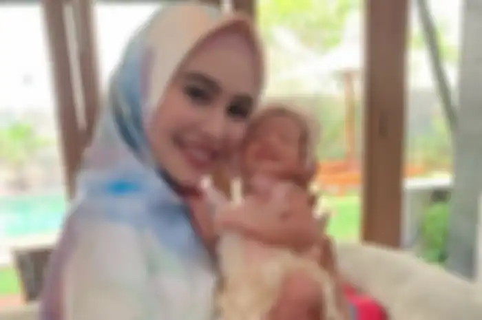Kartika Putri gendong anak Ratna Galih