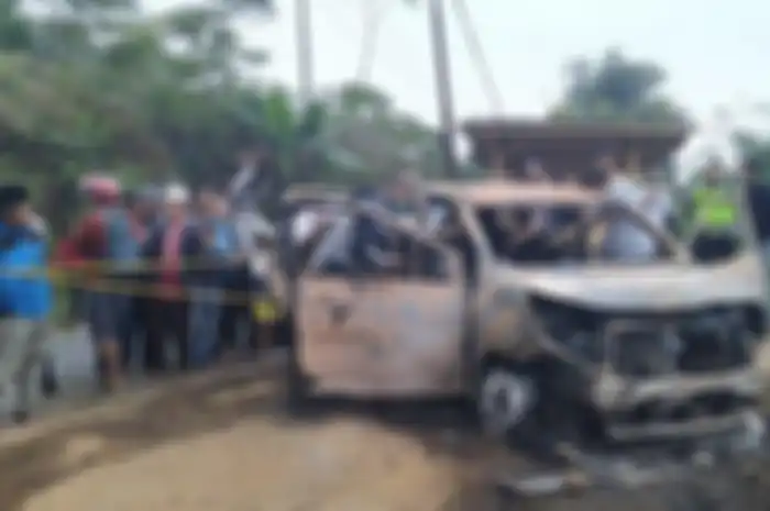 Toyota Calya hangus terbakar, dua jasad ditemukan di dalam kabin