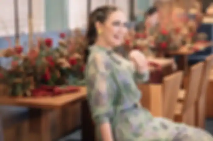 Melihat model topi mewah branded kado ulang tahun Luna Maya yang dibanderol dengan harga 12 juta rupiah