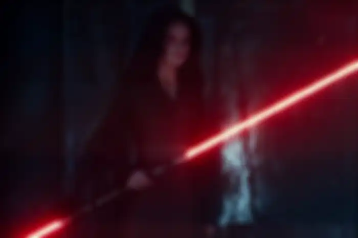 Rey dengan double-side Lightsaber