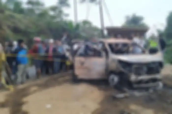 Sejumlah anggota Polres Sukabumi melakukan proses olah tempat kejadian perkara temuan dua jenazah dalam mobil terbakat di Cidahu, Sukabumi, Jawa Barat, Minggu (25/8/2019).