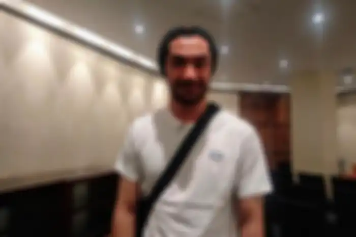 Reza Rahadian tertawa saat dijumpai Grid.ID di kawasan SCBD, Jakarta Selatan, Selasa (27/8/2019).