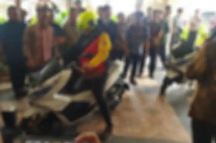 Menteri Perindustrian Airlangga Hartarto menjajal motor listrik Honda Pcx electric di Kementerian Perindustrian, Jakarta, Rabu (28/8/2019)