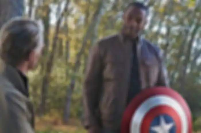 Sam Wilson (Anthony Mackie) menerima perisai Captain America milik Steve Rogers (Chris Evans) di akhir film Avengers: Endgame.
