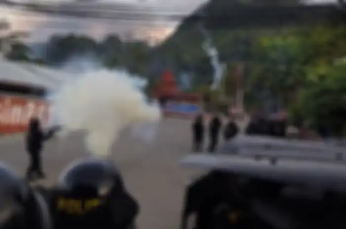 petugas kepolisian menembakan gas air mata untuk mengahalau massa saat berlangsungnya unjuk rasa di Jayapura, Papua, Kamis (29/8/2019)