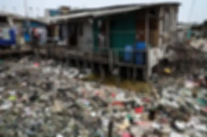 Suasana aktivitas di Kampung Bengek, Muara Baru, Penjaringan, Jakarta Utara, Kamis (29/8/2019). Timbunan sampah plastik telah memadati kawasan ini sejak lama karena kurangnya perhatian dari pemerintah setempat.