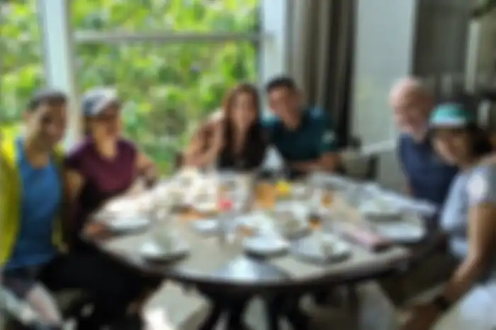 Momen Emma Waroka dan kekasihnya makan bersama