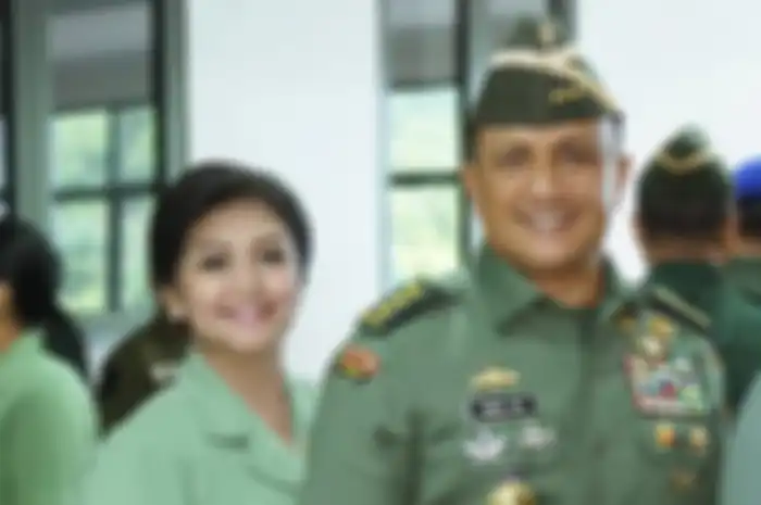 Bella Saphira tampil anggun saat rapat bersama ibu negara