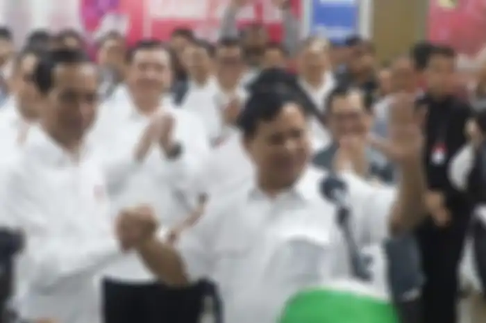 Presiden Joko Widodo bertemu mantan calon presiden Prabowo Subianto, seusai sama-sama mencoba kereta MRT, di Stasiun MRT Senayan, Jakarta Pusat, Sabtu (13/7/2019).
