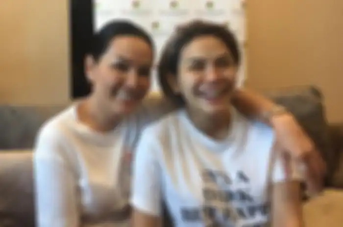 Nikita Mirzani bersama sahabatnya Fitri Salhuteru saat menggelar jumpa pers di Eka Hospital, BSD, Tangerang, Kamis (2/5/2019).