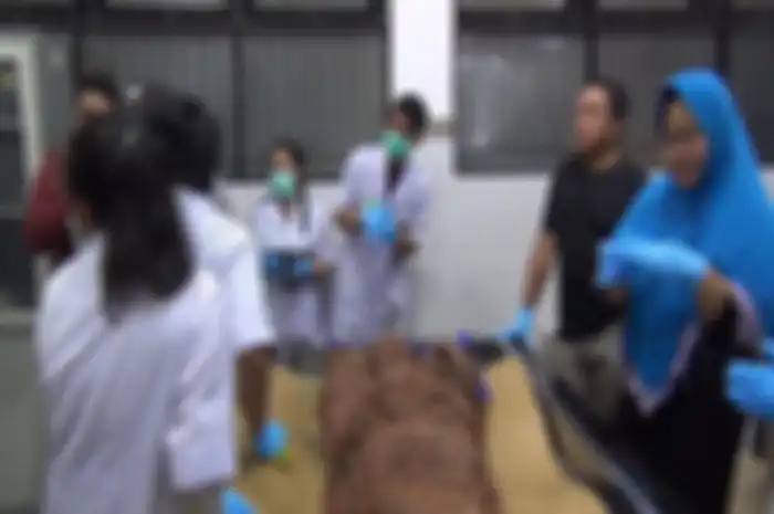  Kapolres Palangkaraya, AKBP. Timbul RK Siregar beserta dokter forensik, saat akan lakukan visum terhadap korban