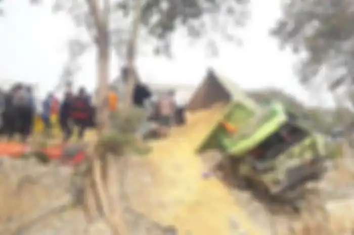 Kondisi truk pasir yang dikendarai Subhan (43) bersama istrinya Mani (39) nyaris terperosok jurang 20 meter di KM 91+200 Tol Cipularang, Senin (2/9/2019).