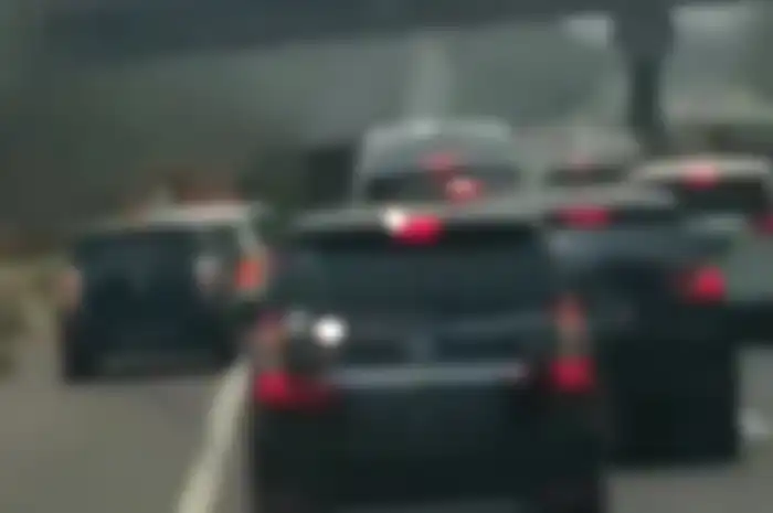 Awalnya menunjukkan mobil yang sedang mengantre karena ada truk tanah terguling di depannya.