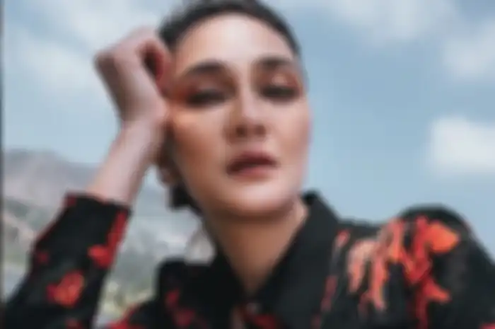 Luna Maya kenakan kemeja simpel harga belasan juta Rupiah sambil duduk-duduk di tangga