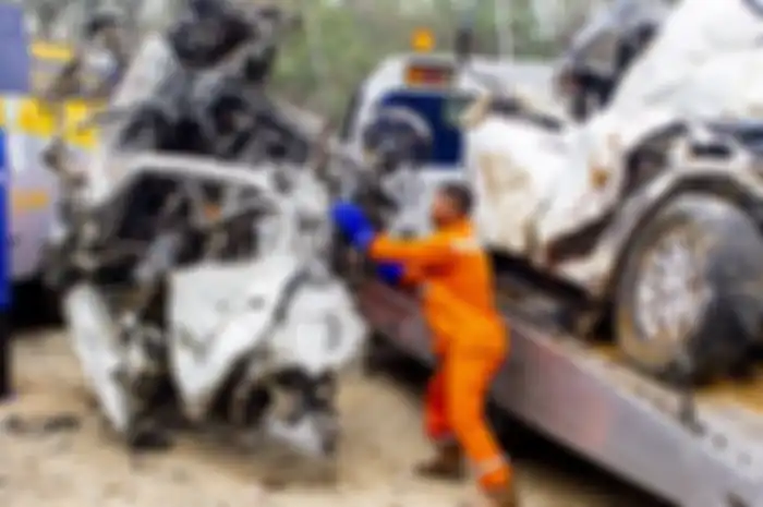 Petugas mengevakuasi sejumlah kendaraan yang terlibat pada kecelakaan beruntun di Tol Cipularang KM 92 Purwakarta, Jawa Barat, Senin (2/9/2019). Kecelakaan tersebut melibatkan sekitar 20 kendaraan yang mengakibatkan korban 25 orang luka ringan, empat orang luka berat dan delapan orang meninggal duni