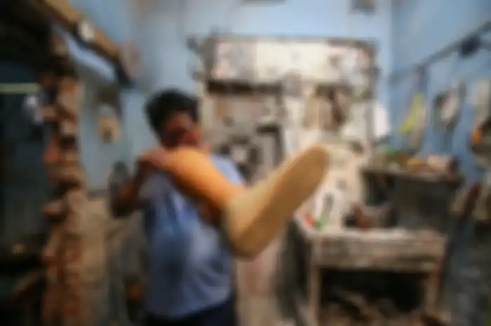Ali Saga menyelesaikan pembuatan kaki palsu di Sanggar Organ Prosthetic di Tangerang, Banten, Kamis (5/9/2019). 
