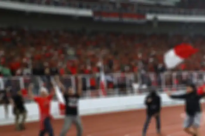 Aksi Suporter timnas memasuki lapangan