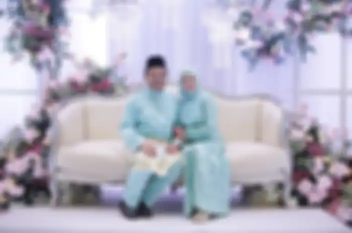 Orangtua Fatheen, memilih meneruskan acara dan gantikan anak mereka dengan duduk di kursi pelaminan
