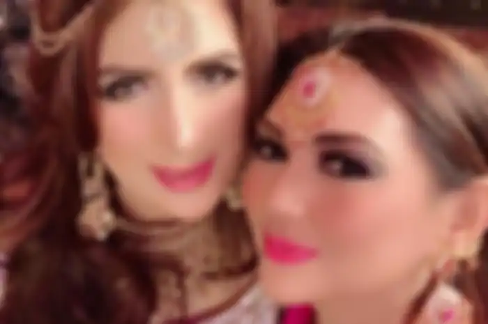 Ibunda Tania Nadira, Nia Daniaty