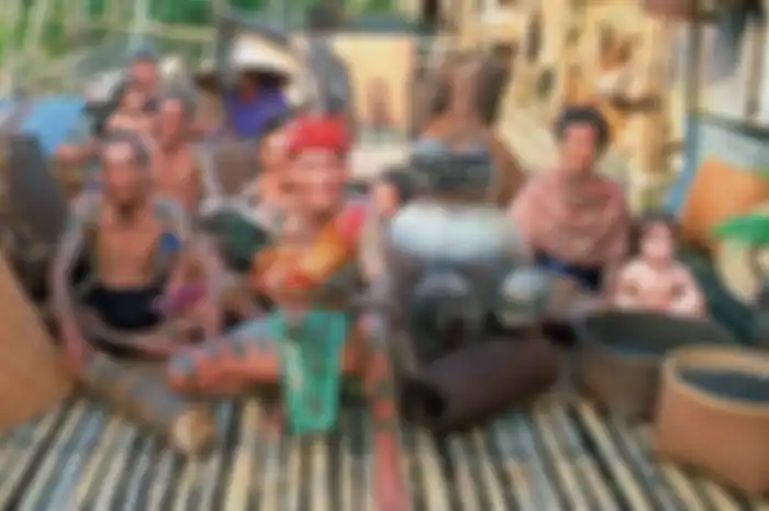 Suku pemburu kepala manusia di Kalimantan.