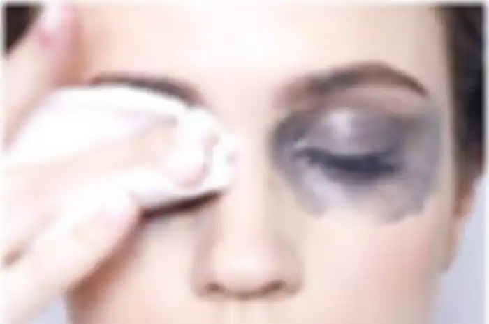 Ilustrasi wanita yang tak membersihkan make up dengan benar
