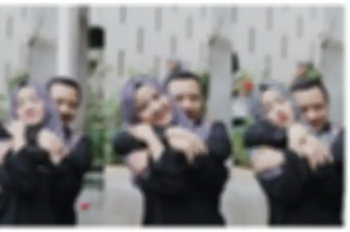 Inspirasi tampil kece dan santun pakai outer hitam ala anak Yusuf Mansur, Wirda Mansur