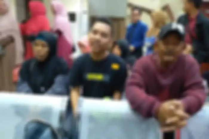Surya Utama (tenga) bersama kedua orangtuanya saat menunggu periksa di SMEC Medan