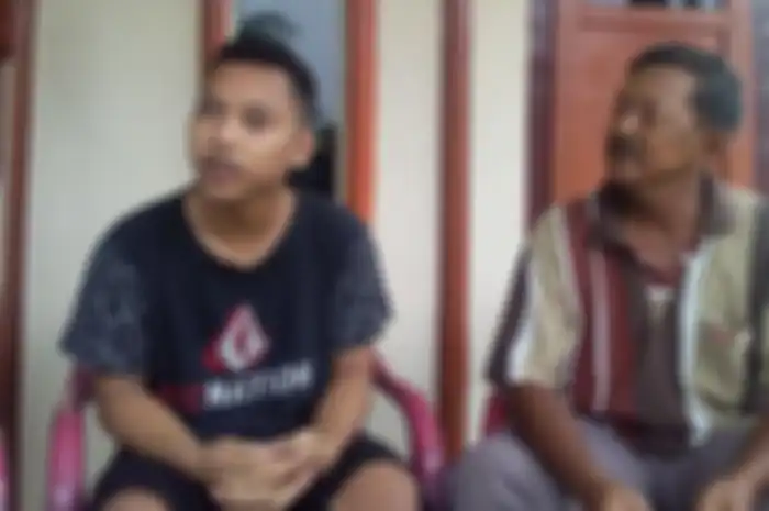 Surya Utama (kiri) warga Dusun I Desa Pinangripan, Kecamatan Air Batu, Asahan mengalami gangguan penglihatan sejak Mei 2019. 