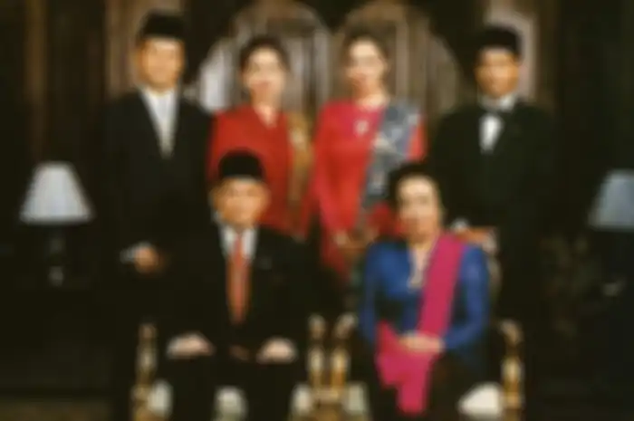 Presiden ke-3 RI BJ Habibie beserta ibu Ainun Habibie dan keluarganya