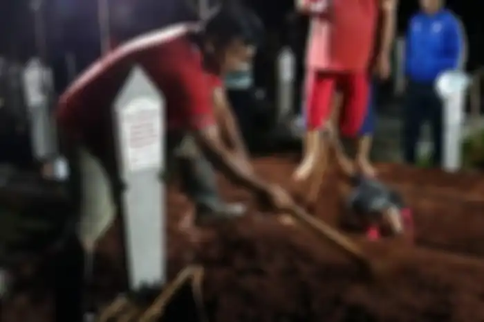 Proses penggalian makam almarhum Presiden ke-3 RI Bacharuddin Jusuf Habibie di Taman Makam Pahlawan (TMP) Kalibata, Jakarta Selatan, Rabu (11/9/2019) malam. 