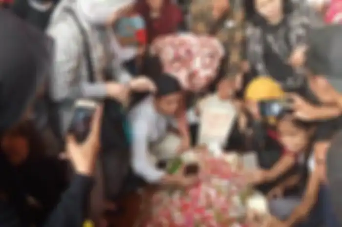  Berebut Foto di Makam BJ Habibie 
