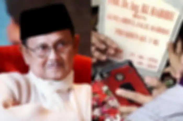 Batu Nisan Makam BJ Habibie Miring