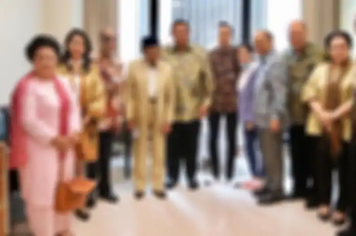 Thareq Habibie saaat menemani ayahnya BJ Habibie menjenguk mendiang Ani Yudhoyono. 