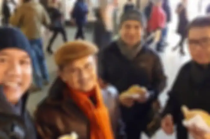 Aiptu Indra (kiri) saat mendampingi Habibie di Jerman bersama staf dan Paspampres. 
