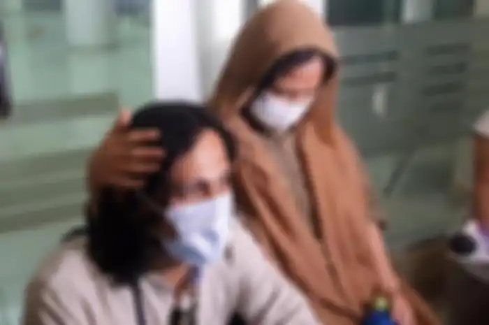 Tangis Ria Irawan Pecah Saat Sang Suami Beberkan Kondisinya yang Kini Sulit Bicara dan Hilang Keseimbangan