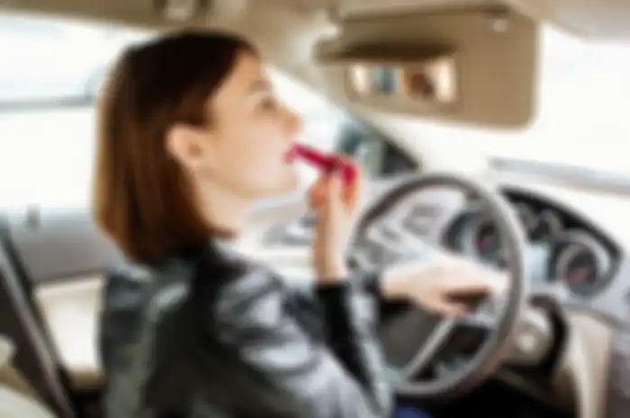 Berbahaya, Jangan Pernah Tinggalkan 5 Barang ini di Dalam Mobil, Mulai dari Botol Plastik Hingga Lipstik!