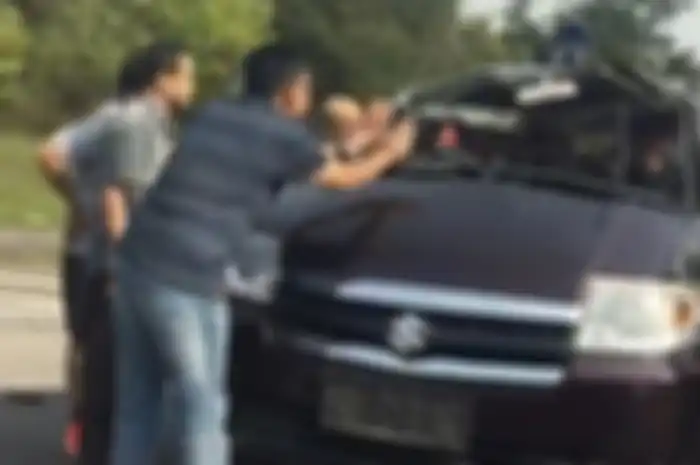 Mobil APV yang mengalami kecelakaan tunggal di Tol Jagorawi