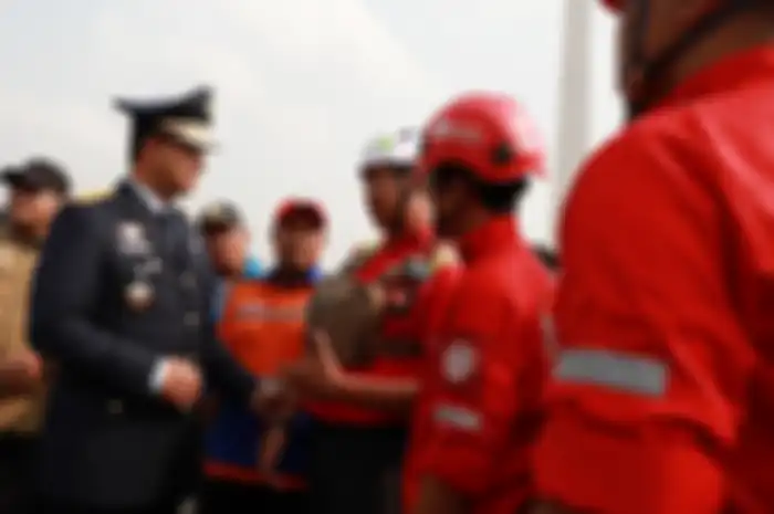 Gubernur DKI Jakarta Anies Baswedan, melepas petugas gabungan menjadi satgas penanganan kebakaran hutan dan lahan (kahutla) di Lapangan Monas, Jakarta Pusat, Selasa (17/9/2019). Pemprov DKI Jakarta melepas sebanyak 65 petugas Karhutla ke Riau untuk membantu penanganan kebakaran hutan dan lahan. Wart