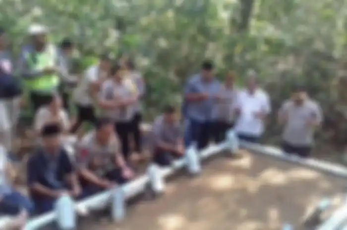 Terpilih Jadi Ketua KK Irjen Pol Firli Nyekar ke Makam Orang Tuanya 
