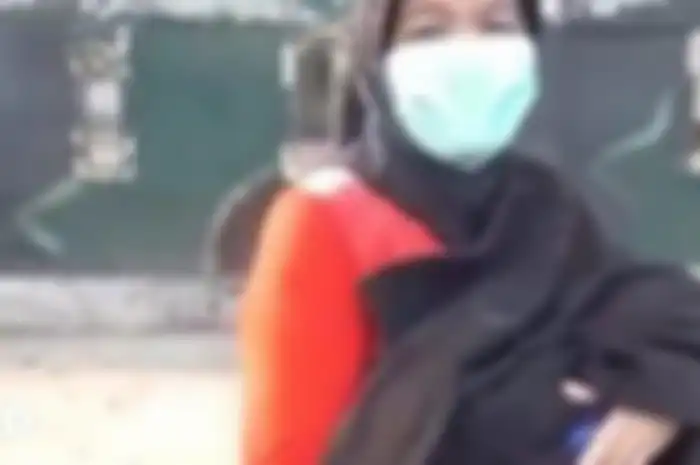 Ibu membopong jenazah bayinya di Cilincing