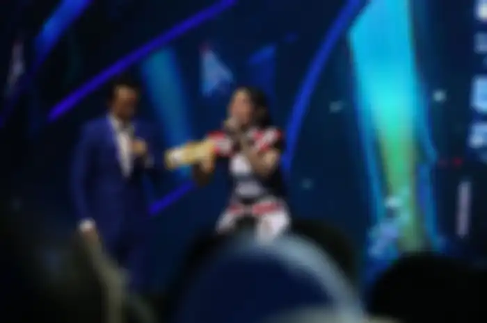 Penyanyi dangdut Via Vallen tampil di panggung Result and Reunion Show Indonesian Idol 2018 yang digelar di Ecovention Taman Impian Jaya Ancol, Jakarta Utara, Senin (23/4/2018). Dia dihadiahi Golden Ticket oleh Maia Estianty.