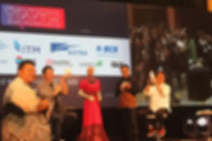 Robot AI Sophia (gaun merah) bersama Kominfo Rudiantara dan Kepala Bekraf 