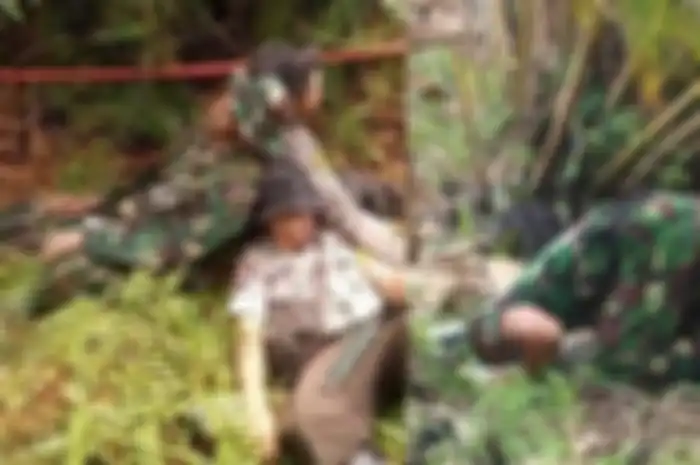 Potret Personil yang Padamkan Karhutla di Kalimantan, dari Solat Beralaskan Daun Hingga Tertidur Lelap Sambil Saling Sender