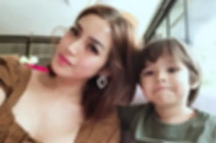 Belahan Dada Terekspos. Ini Potret Jessica Iskandar saat Hadiri Kegiatan Sekolah El Barack