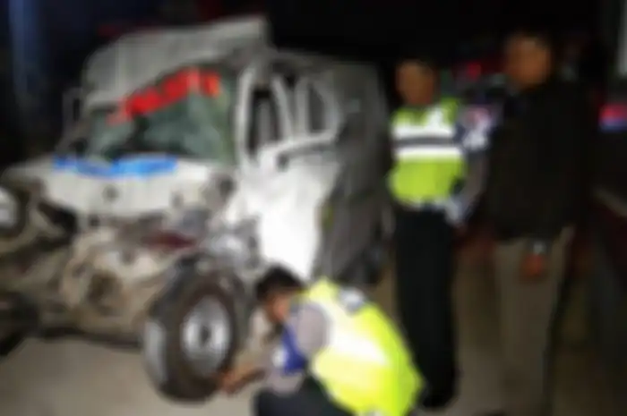 Petugas kepolisian mengecek kondisi mobil ambulans yang ringsek usai menabrak truk di Ruas Tol Pejagan-Pemalang Km 300+400 Kabupaten Tegal, Kamis (19/9/2019) petang. 