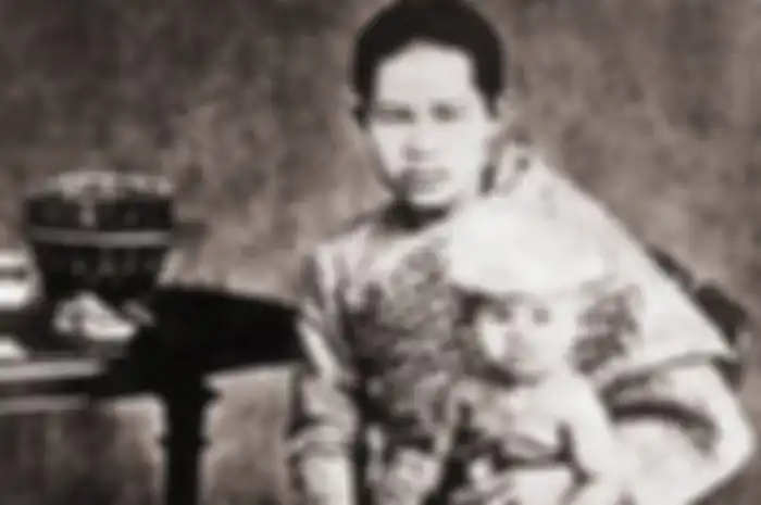 Ratu Ratu Sunandha Kumariratana dan anaknya.