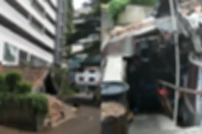 Rumah Ibu Lies (64) terkepung gedung Apartemen Thamrin Executive Residence, Tanah Abang, Jakarta Pusat. Rumah dia masih berada di dalam kompleks apartemen itu karena menolak untuk digusur. 