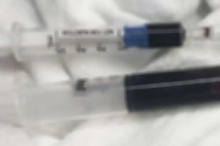 Darah biru yang diperiksa oleh dokter